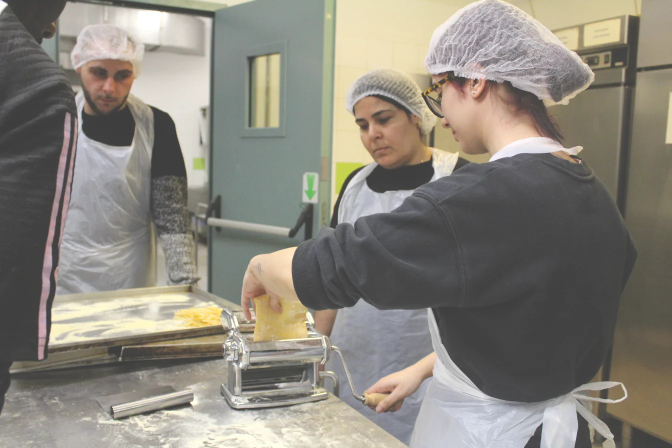 Giovani che imparano a cucinare
